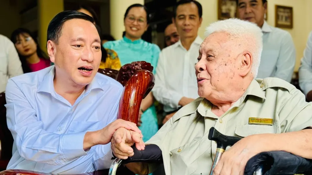Phó Chủ tịch Thường trực HĐND TPHCM Phạm Thành Kiên ân cần thăm hỏi và bày tỏ lòng tri ân những đóng góp của Nhà giáo ưu tú, PGS-TS Cao Minh Thì