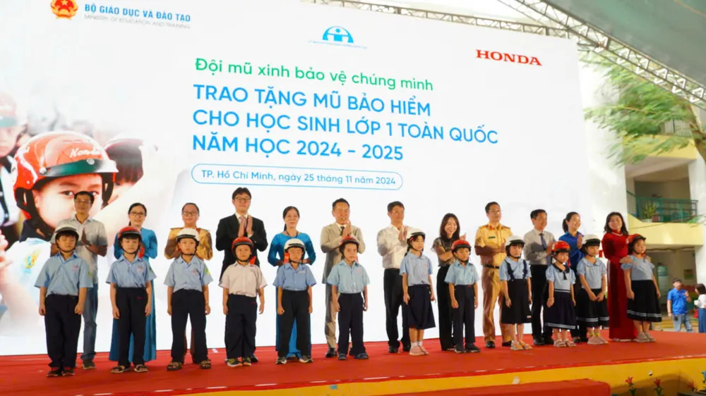 Lãnh đạo các đơn vị trao tặng mũ bảo hiểm cho học sinh ở Trường Tiểu học Giồng Ông Tố (phường Bình Trưng Tây, TP Thủ Đức).