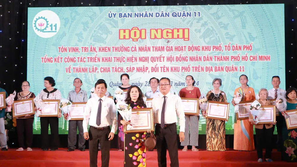 Tôn vinh, tri ân các cá nhân tham gia hoạt động khu phố, tổ dân phố ở quận 11