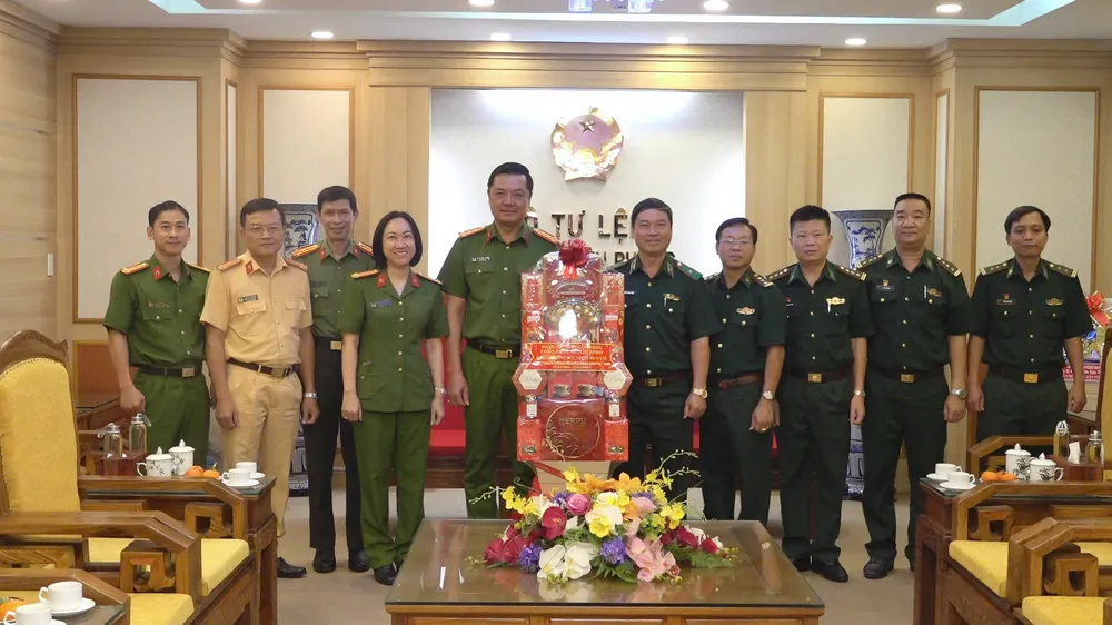 Công an TPHCM thăm, chúc mừng các đơn vị quân đội trên địa bàn