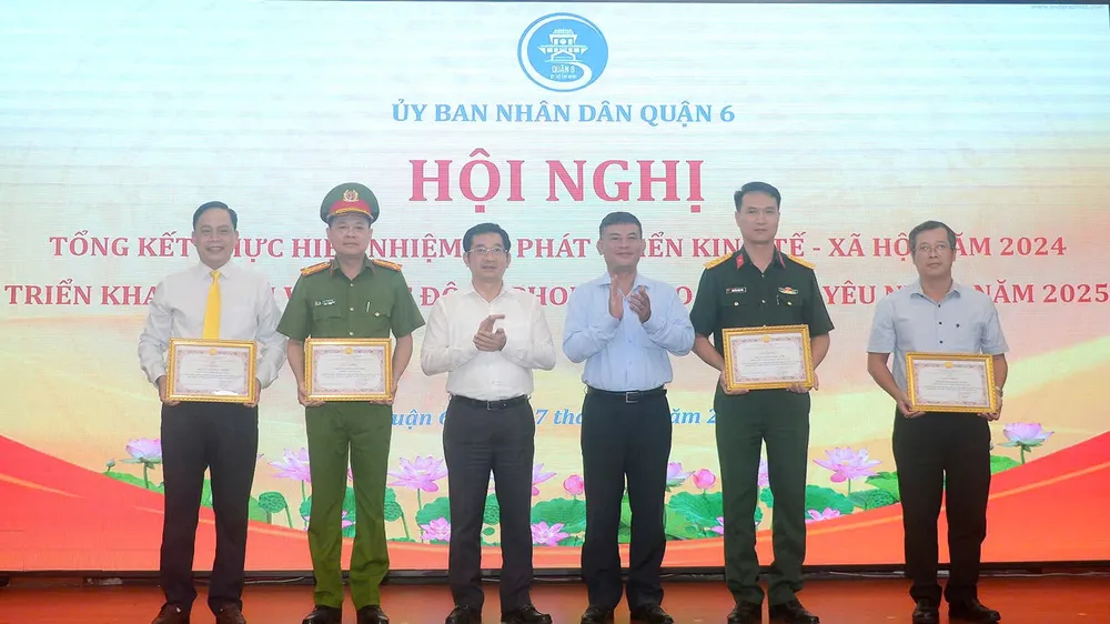 Phó Chủ tịch Thường trực UBND TPHCM Dương Ngọc Hải cùng lãnh đạo quận 6 trao tặng bằng khen cho các cá nhân có thành tích xuất sắc