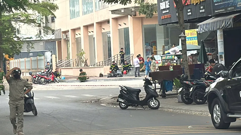 Lực lượng chức năng phong tỏa hiện trường. Ảnh: HOÀNG HIẾU 
