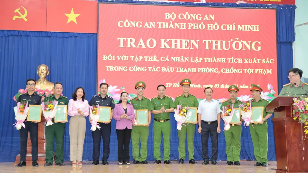 Chủ tịch HĐND TPHCM Nguyễn Thị Lệ cùng lãnh đạo Công an TPHCM, huyện Củ Chi khen thưởng các tập thể, cá nhân. Ảnh: CATP
