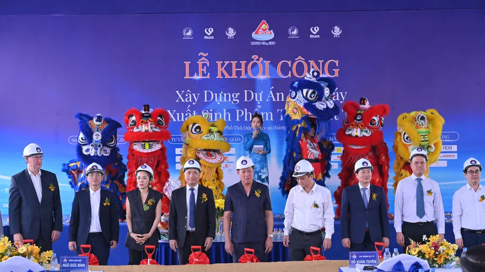 Các đại biểu tại buổi lễ khởi công nhà máy sản xuất sinh phẩm từ huyết tương ở TPHCM