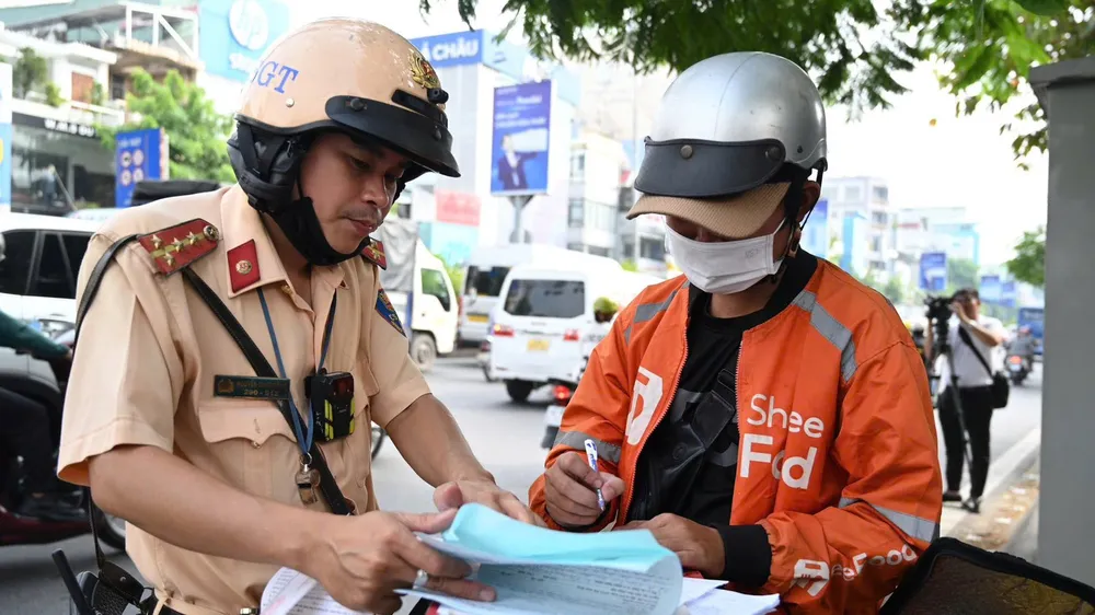 CSGT TPHCM lập biên bản xử phạt người vi phạm