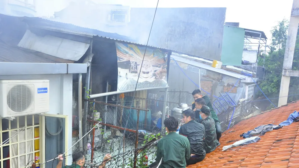 Cháy nhà dân giáp ranh khu vực đóng quân của Bộ Tư lệnh TPHCM
