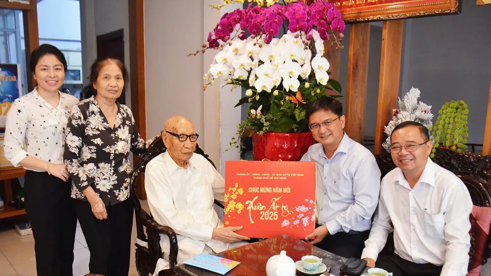 Trưởng Ban Dân vận Thành ủy TPHCM Nguyễn Mạnh Cường chúc tết đồng chí Nguyễn Kỳ Cẩm.