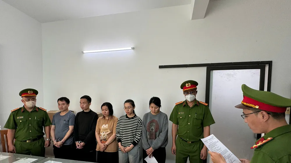 Công an tống đạt quyết định với các đối tượng