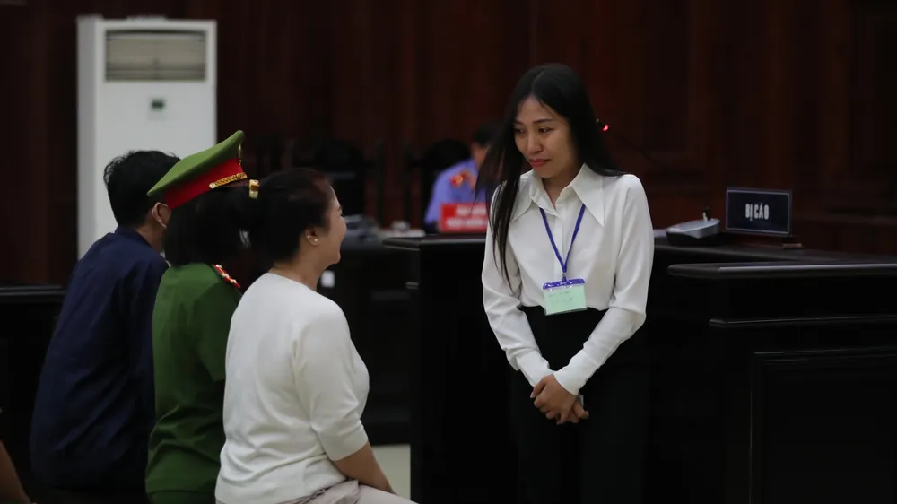 Hai nhân viên của bà Nguyễn Phương Hằng được tha tù trước hạn