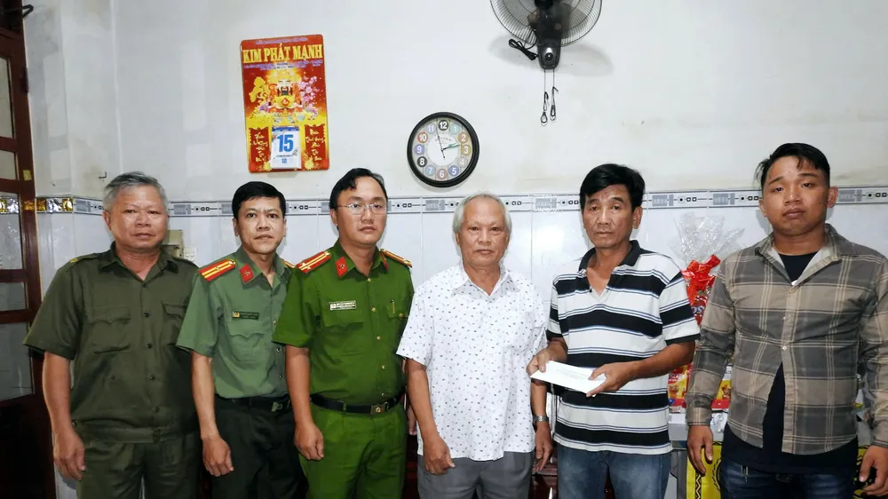 Các đơn vị trao kinh phí hỗ trợ cho thân nhân ông Nguyễn Văn C.