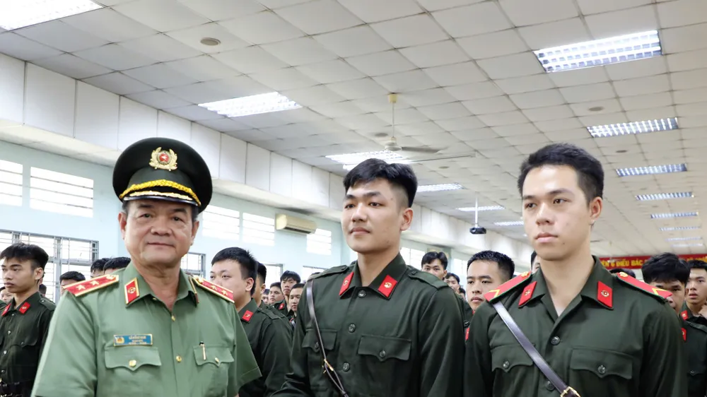 Trung tướng Lê Hồng Nam, Giám đốc Công an TPHCM ân cần động viên các chiến sĩ mới. Ảnh: NGUYỄN TRANG 