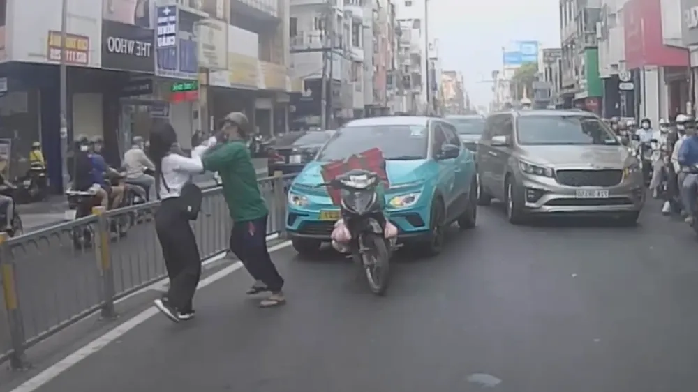 Nữ tài xế xe ô tô đánh nhau với người giao hàng sau va chạm