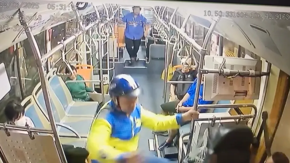 Nam thanh niên mặc đồ xe ôm công nghệ đánh tài xế xe buýt. Ảnh cắt từ clip