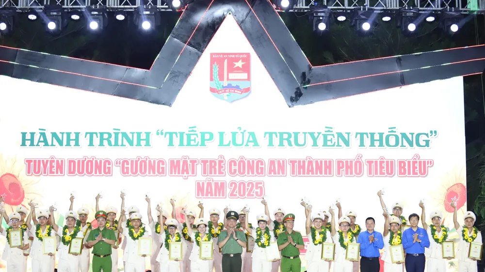 Ban Giám đốc Công an TPHCM trao tặng giấy khen, biểu trưng và hoa cho “Gương mặt trẻ Công an Thành phố tiêu biểu” năm 2025