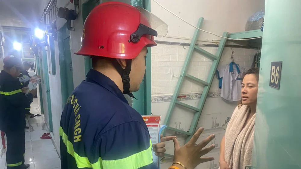 Cảnh sát PCCC tới tận nhà trọ tuyên truyền cho người dân