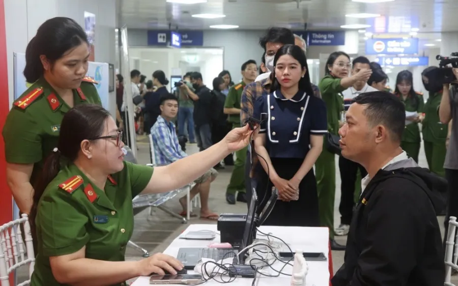 Người dân làm thủ tục cấp căn cước, tài khoản định danh điện tử tại nhà ga Metro số 1. Ảnh: CẨM TUYẾT 