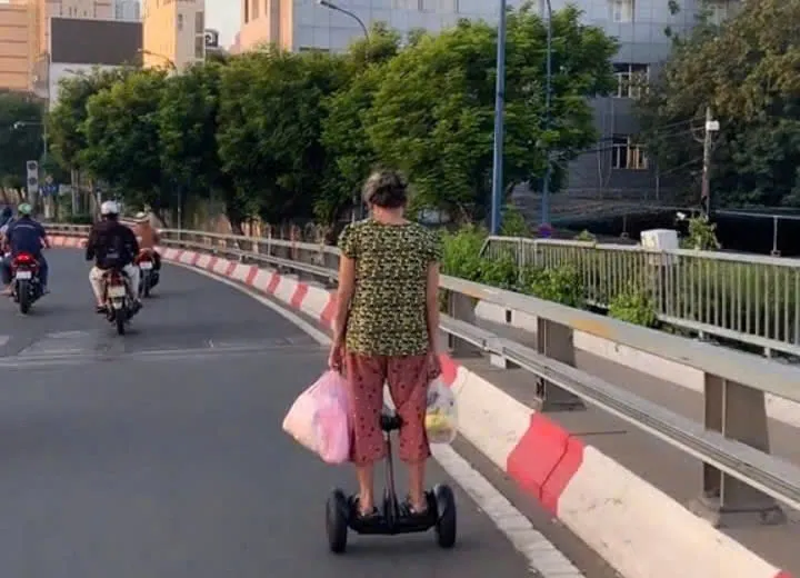 Phạt người phụ nữ đi xe điện cân bằng trên cầu Khánh Hội