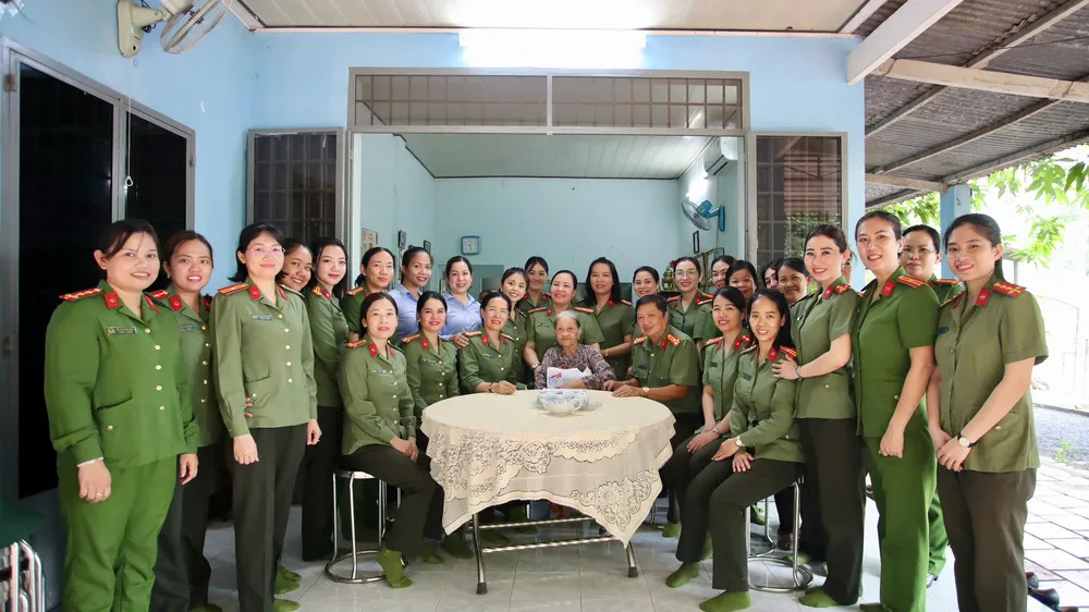 Đoàn Công an TPHCM thăm, tặng quà các Mẹ Việt Nam anh hùng