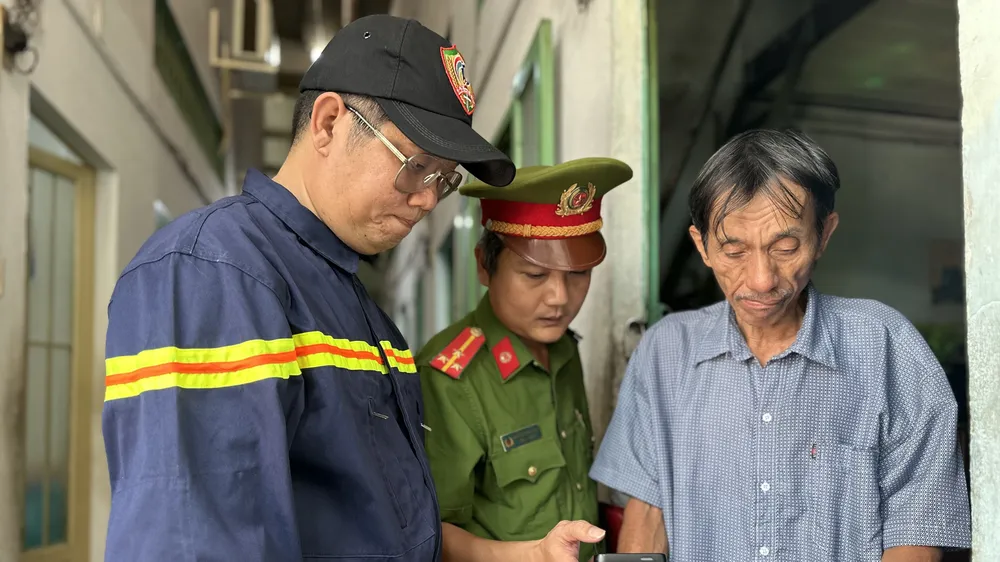 Cảnh sát PCCC tới tận phòng trọ tuyên truyền cho người dân 