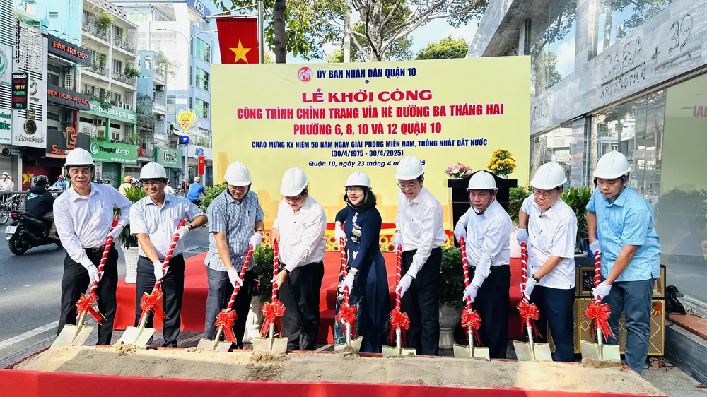 Lãnh đạo quận 10 khởi công công trình chỉnh trang vỉa hè đường Ba Tháng Hai 