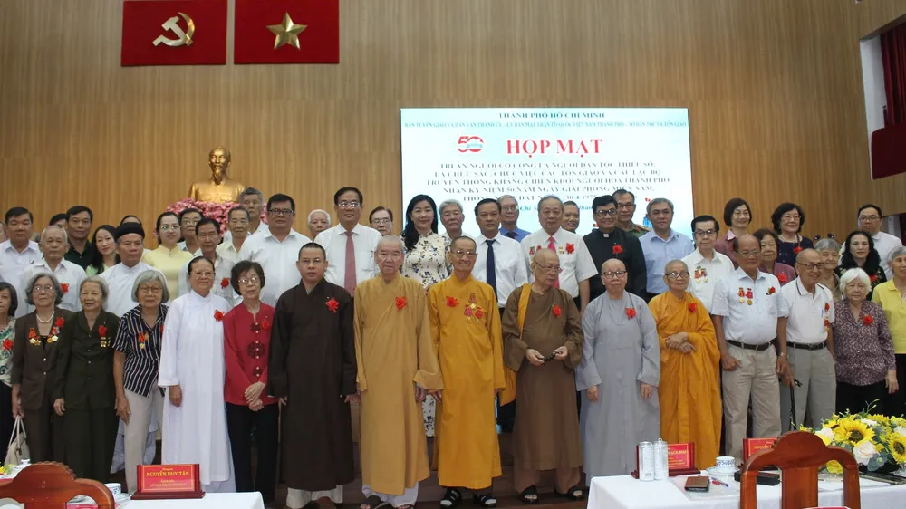 Các đại biểu tham dự buổi họp mặt 