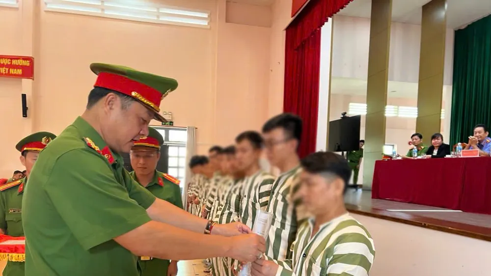 Đại tá Nguyễn Đình Dương, Phó Giám đốc Công an TPHCM trao quyết định đặc xá cho các phạm nhân