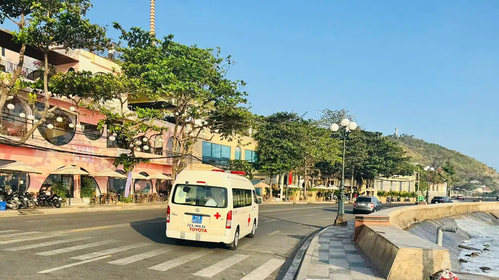 Sau khi sơ cứu nạn nhân được đưa vào bệnh viện để tiếp tục cấp cứu