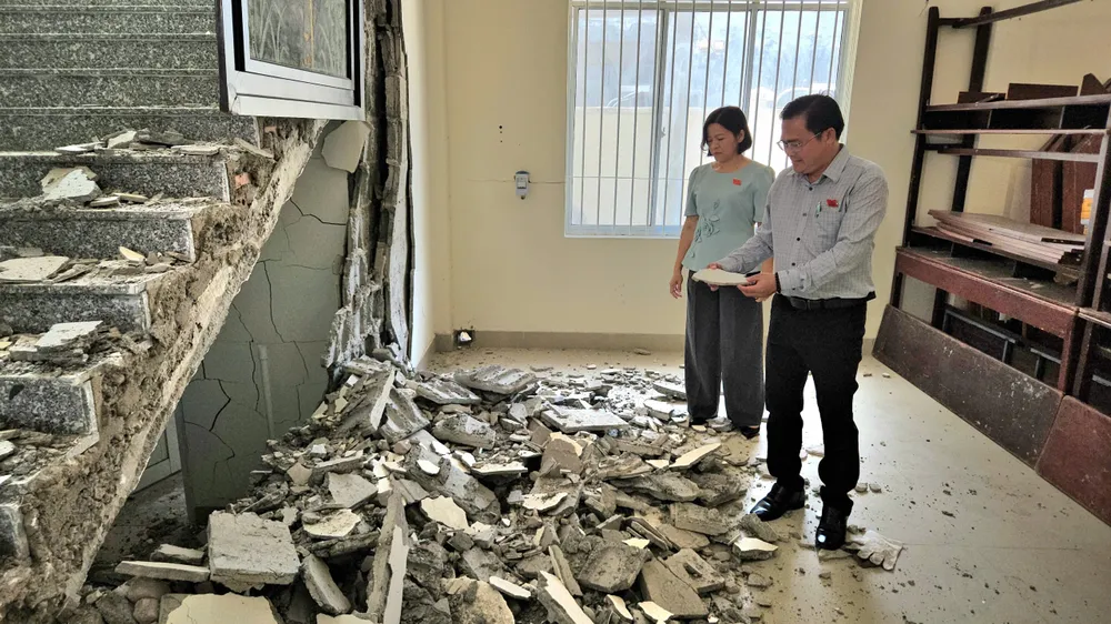 Các mảng tường đổ sập gây mất an toàn