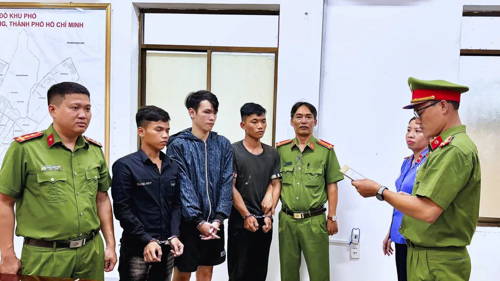 Tạm giữ 3 thanh niên hành hung người đi đường