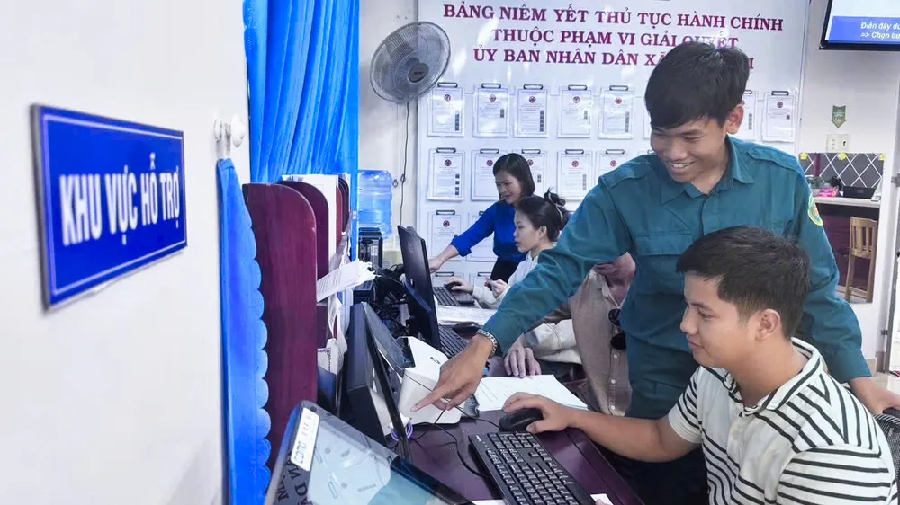 Xã Long Hải khuyến khích người dân thực hiện thủ tục hành chính trực tuyến