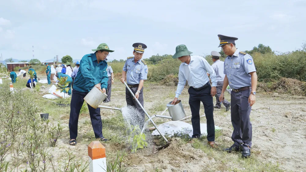 Đảng ủy phường Phước Thắng phối hợp với Chi đội Kiểm ngư số 2 trồng cây xanh.
