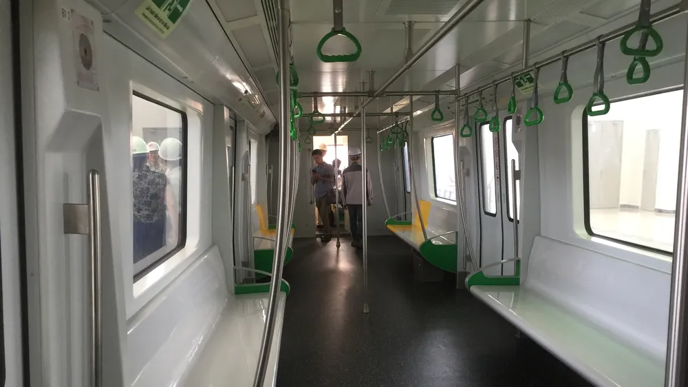 Toa tàu chỉ bố trí 2 hàng ghế dọc để tăng sức chứa và tạo thuận lợi khi di chuyển
