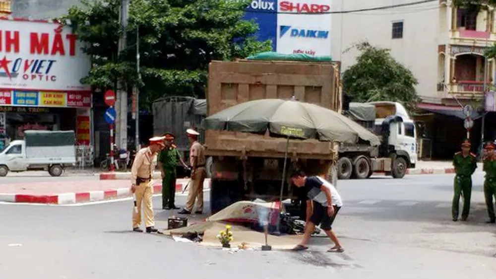 Hiện trường vụ tai nạn tại ngã tư Xuân Mai, Hà Nội