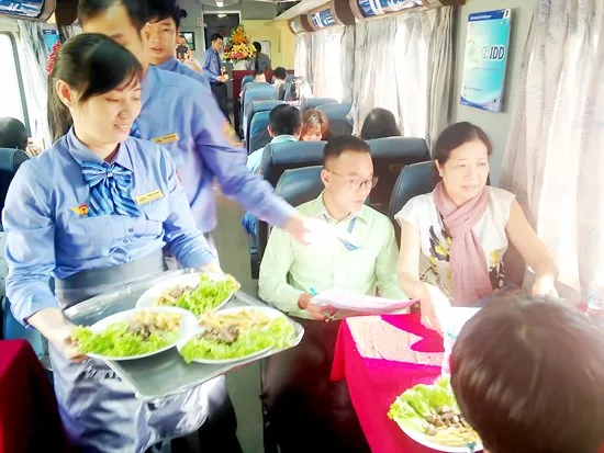 Ngành đường sắt đang áp dụng chính sách giá rẻ, tăng chất lượng dịch vụ... để kích cầu đi lại