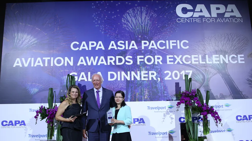 Đại diện VNA nhận giải thưởng từ Chủ tịch CAPA
