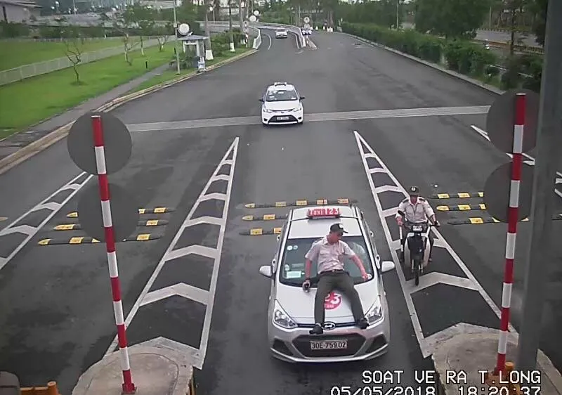 Taxi đâm hất nhân viên hàng không lên nắp capo (ảnh cắt từ clip)