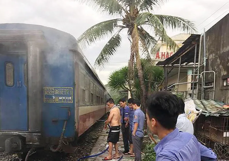 Nhân viên nỗ lực dập cháy tại toa số 3