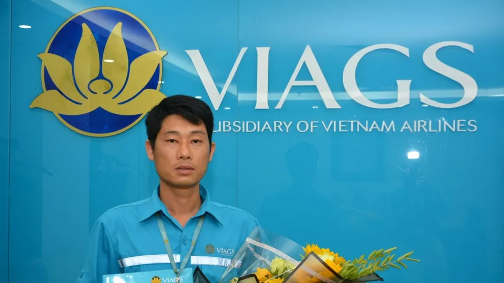 Nhân viên Nguyễn Chí Cường được khen thưởng