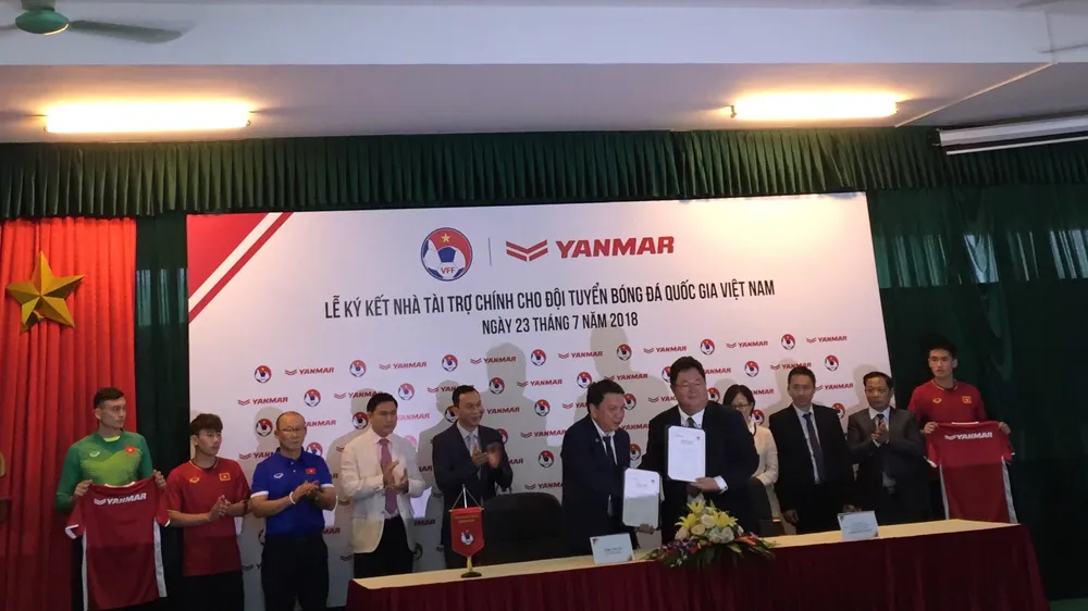 Lễ ký kết Nhà tài trợ chính Đội tuyển Bóng đá Quốc gia Việt Nam