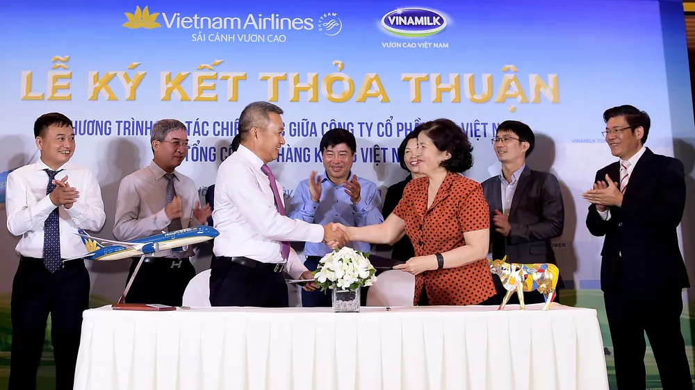 Lễ ký kết thỏa thuận giữa Vietnam Airlines và Vinamilk