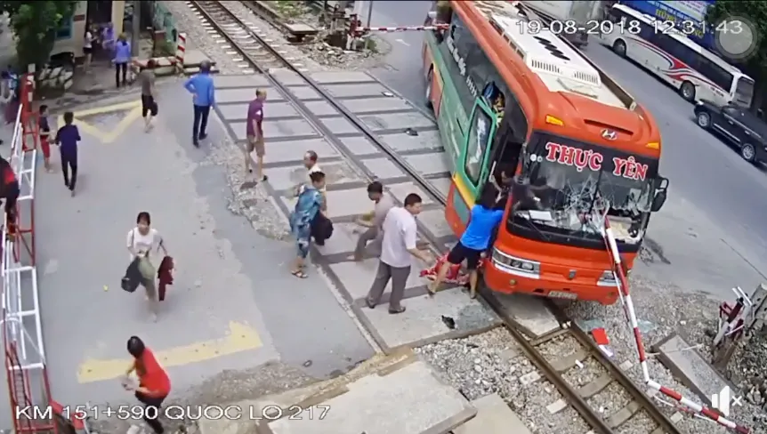Xe khách suýt đâm tàu hỏa khi đâm xuyên rào chắn