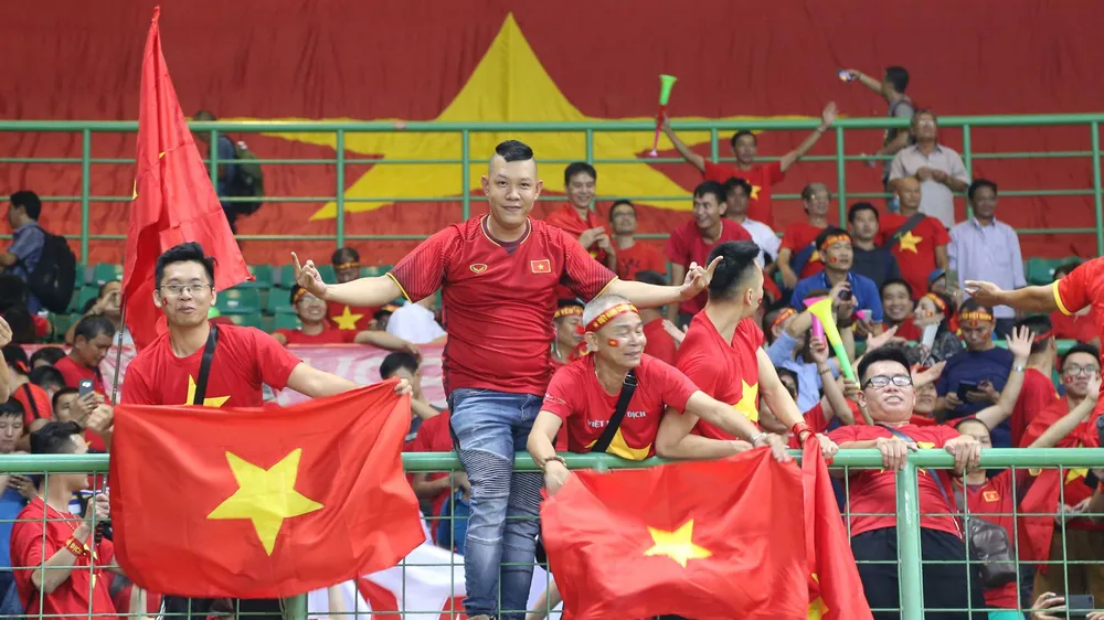 Các cổ động viên Việt Nam trên khán đài trong trận Olympic Việt Nam thắng Olympic Syria 1 - 0. Ảnh: DŨNG PHƯƠNG