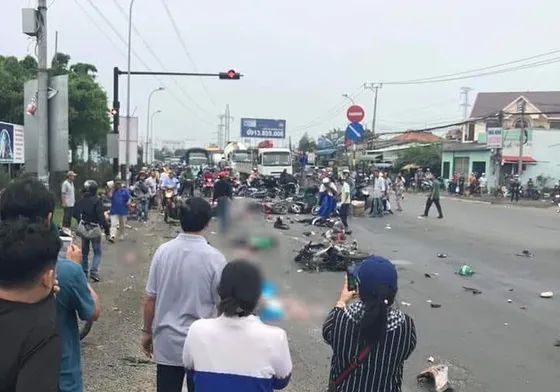 Xe đầu kéo tông hàng loạt xe máy tại Long An có còn hạn đăng kiểm?