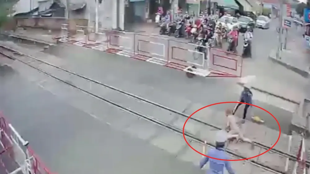 Lãnh đạo đường sắt khen ngợi 2 nữ nhân viên cứu bà cụ thoát chết khi cố tình vượt rào chắn 