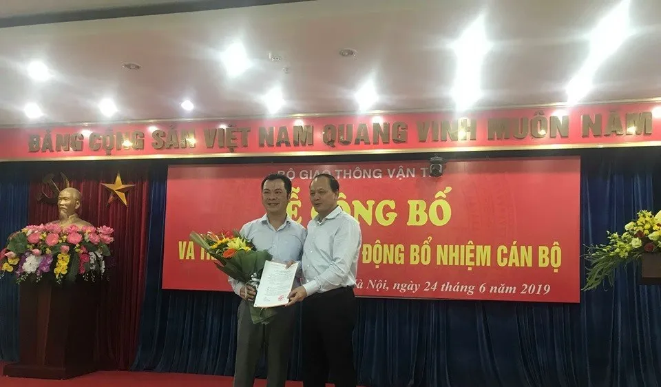Thứ trưởng Bộ GTVT Nguyễn Nhật trao quyết định bổ nhiệm cho ông Lê Minh Đạo