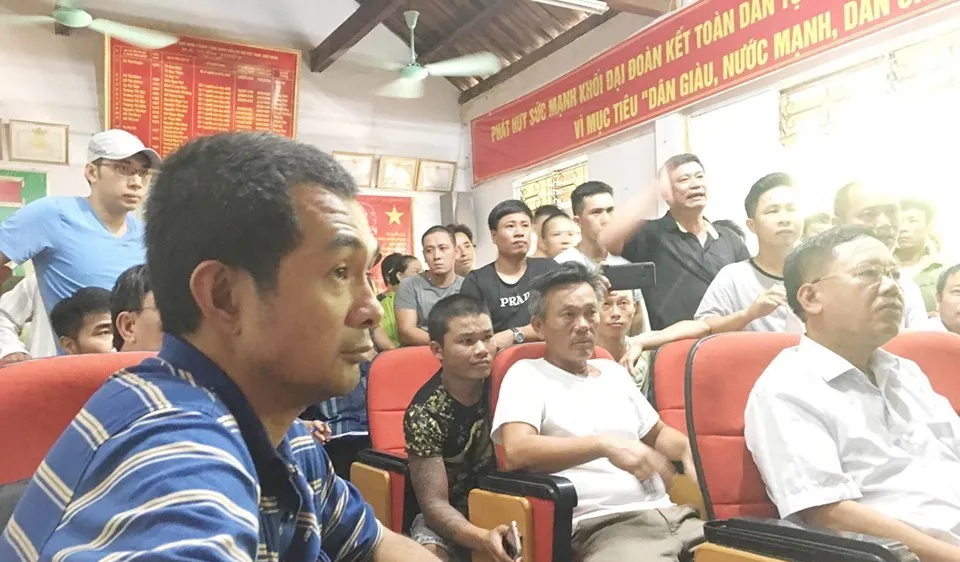 Người thân trông ngóng việc tìm kiếm các thuyền viên đang mất tích