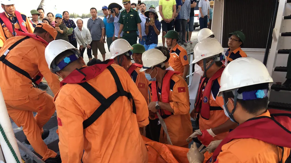 Chuyển thi thể thuyền viên về đất liền