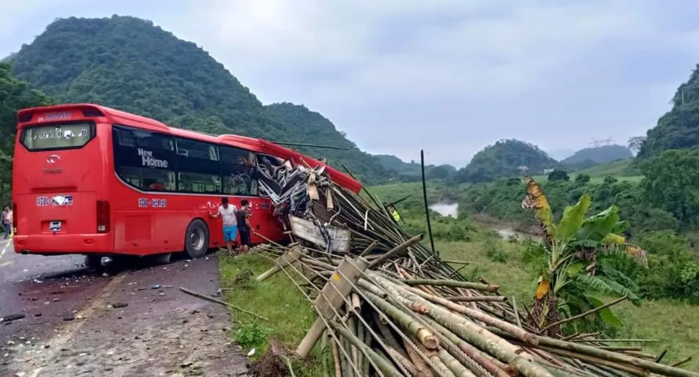 Hiện trường vụ tai nạn vừa xảy ra tại Hoà Bình