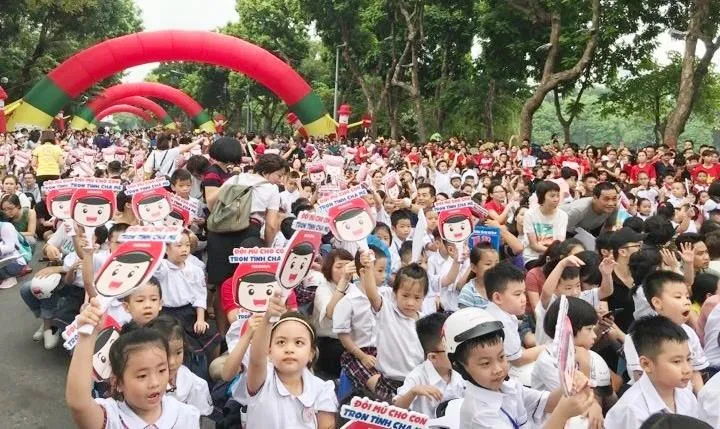 Còn nhiều phụ huynh chưa đội nón bảo hiểm cho con em 