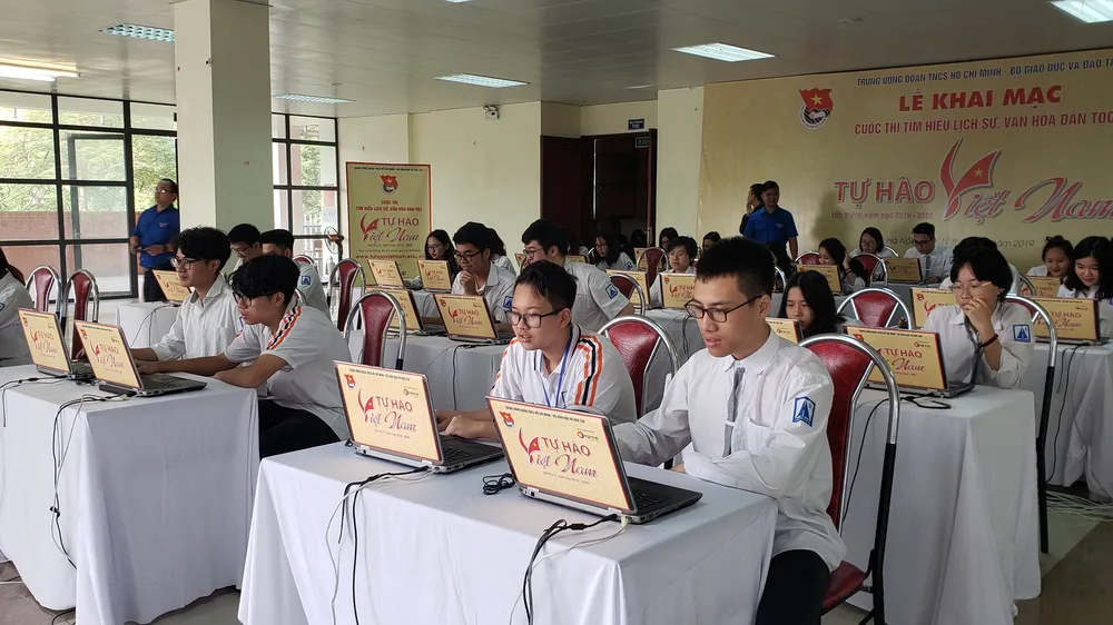 Các học sinh trường THPT Chuyên Hà Nội Amsterdam là những thí sinh đầu tiên bấm nút tham dự cuộc thi tìm hiểu lịch sử, văn hóa dân tộc năm 2019.